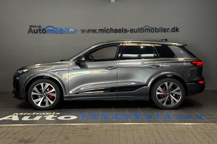 Grå Audi Q6 e-tron fra 2025