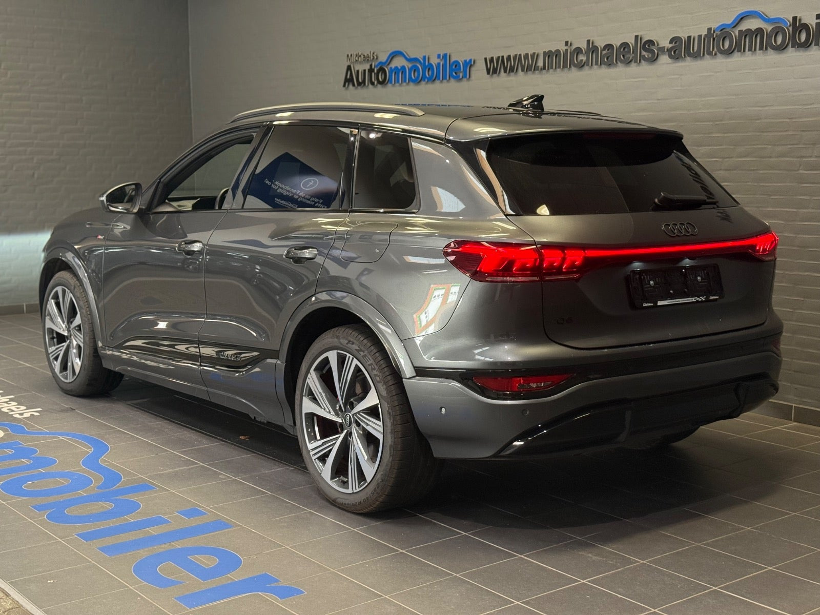 Grå Audi Q6 e-tron fra 2025