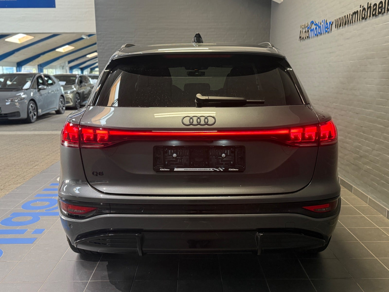 Grå Audi Q6 e-tron fra 2025