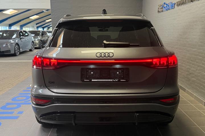 Grå Audi Q6 e-tron fra 2025
