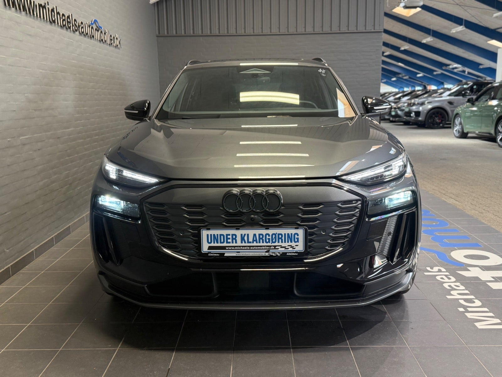 Grå Audi Q6 e-tron fra 2025