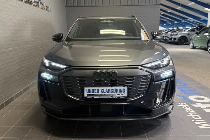 Grå Audi Q6 e-tron fra 2025