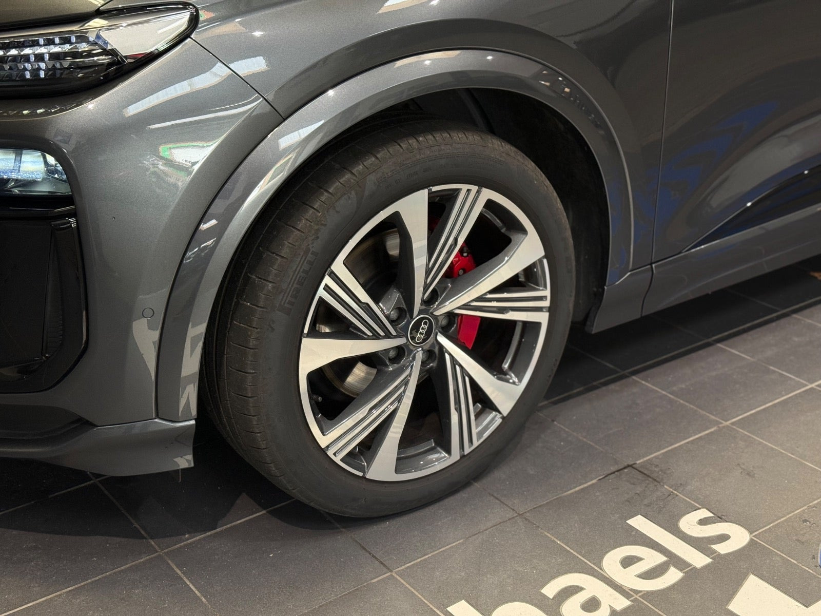 Grå Audi Q6 e-tron fra 2025