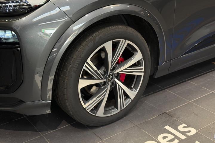 Grå Audi Q6 e-tron fra 2025