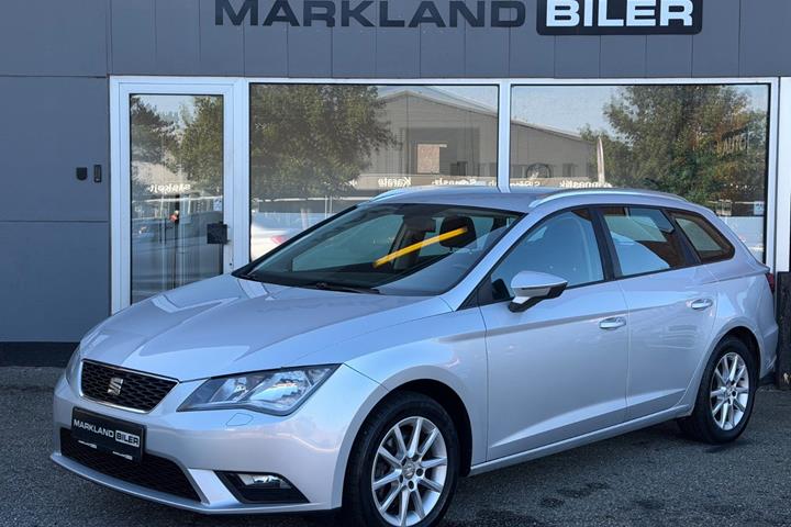 Sølv Seat Leon fra 2015 set udefra