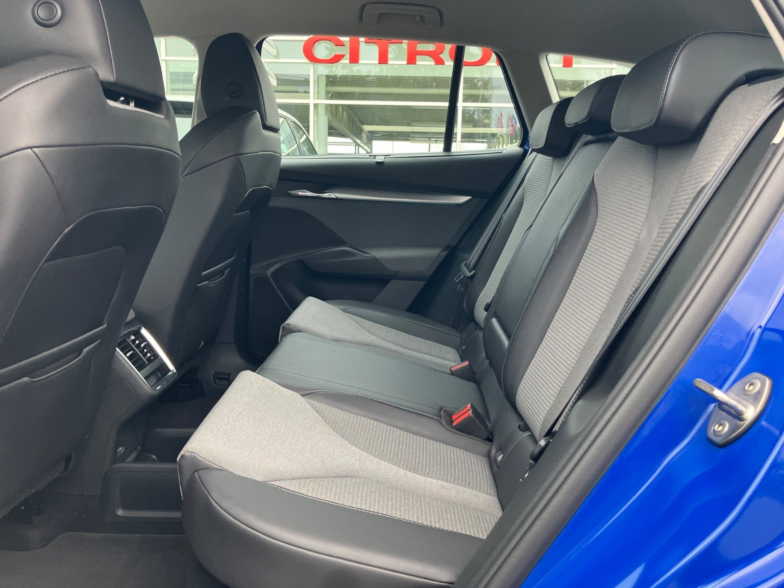 Blå Skoda Enyaq fra 2023
