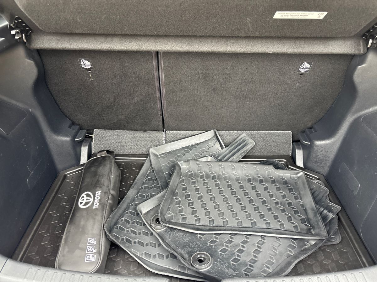 Hvid Toyota Yaris fra 2021