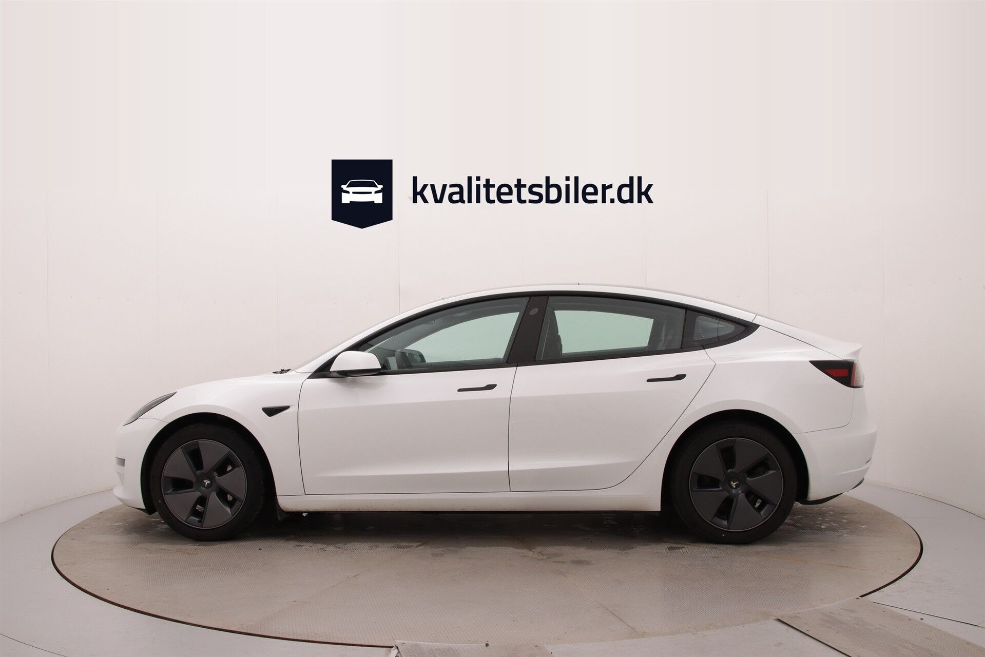 Hvid Tesla Model 3 fra 2023