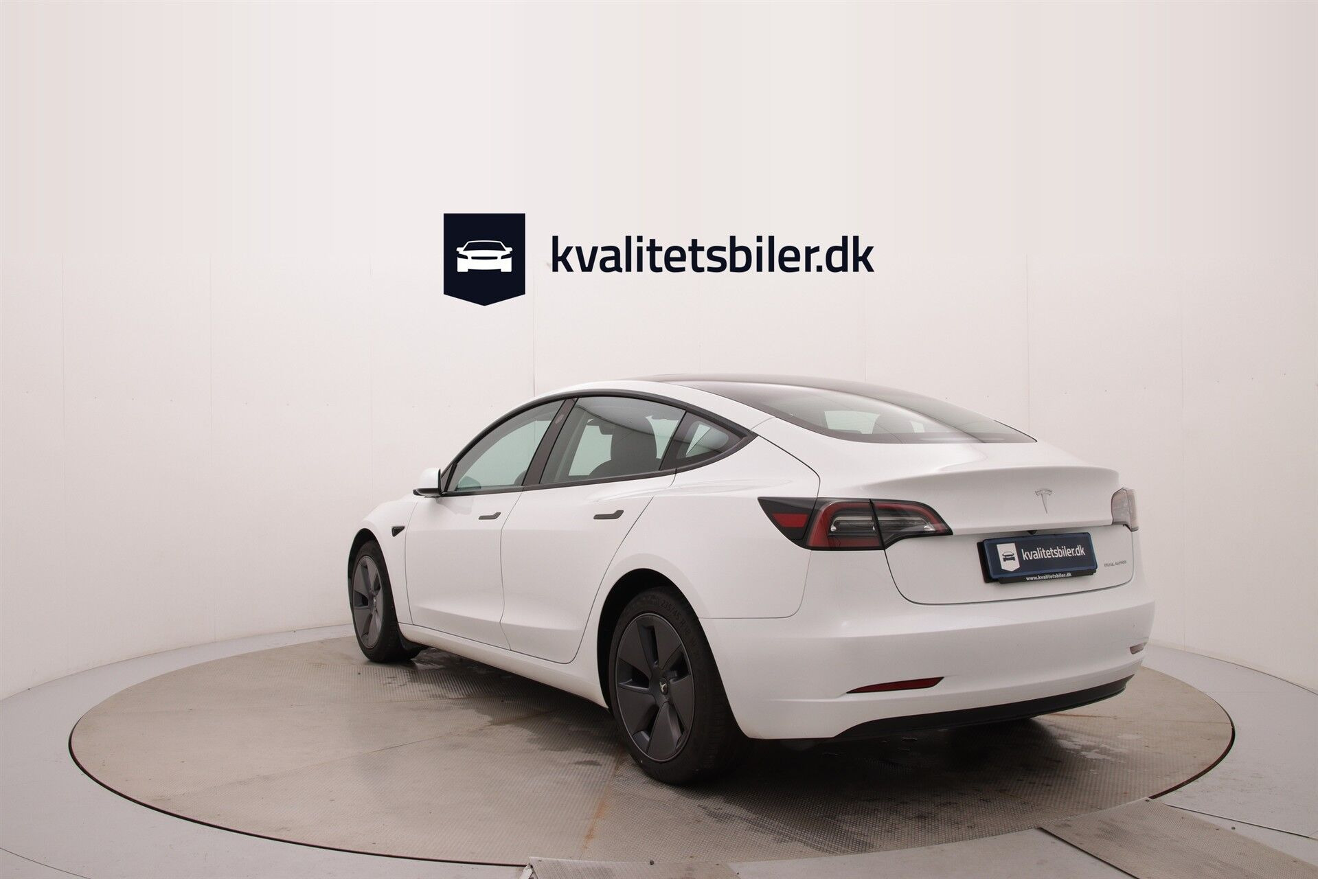 Hvid Tesla Model 3 fra 2023