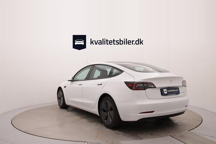 Hvid Tesla Model 3 fra 2023