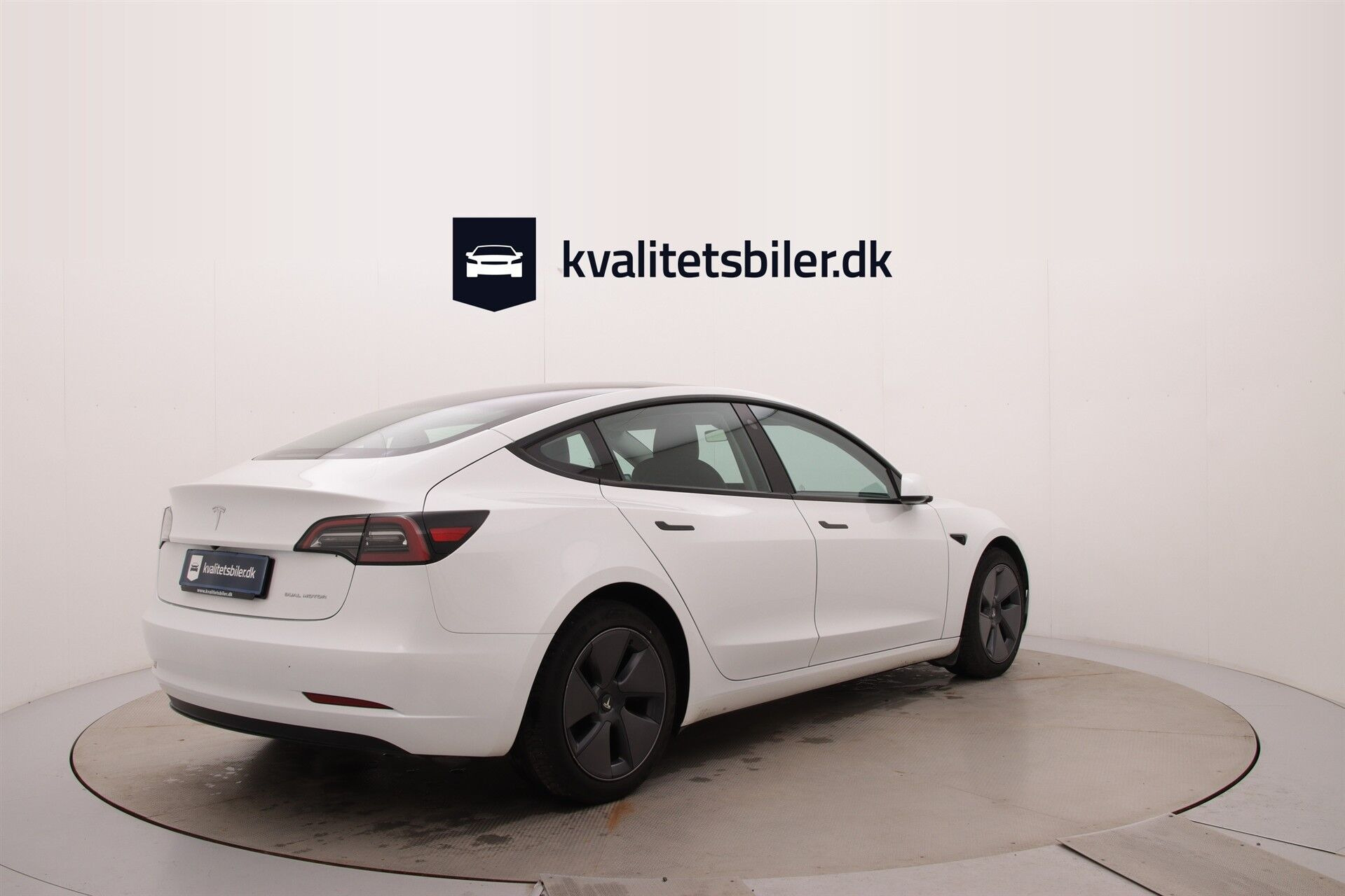 Hvid Tesla Model 3 fra 2023