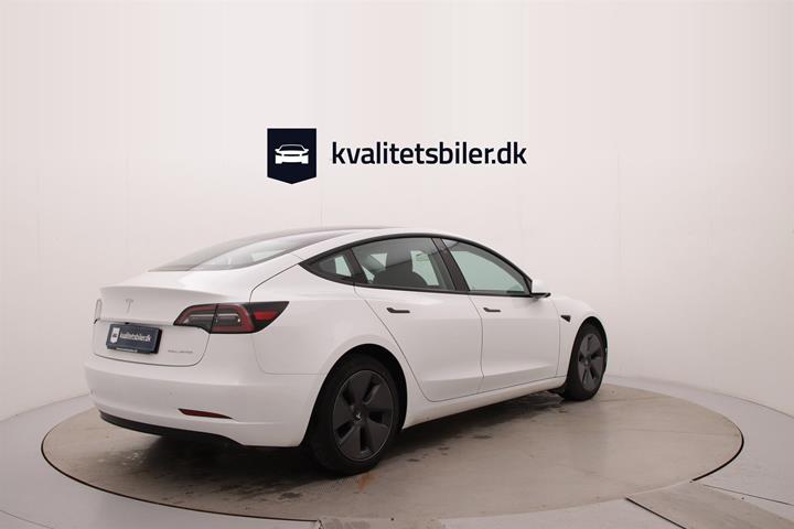 Hvid Tesla Model 3 fra 2023