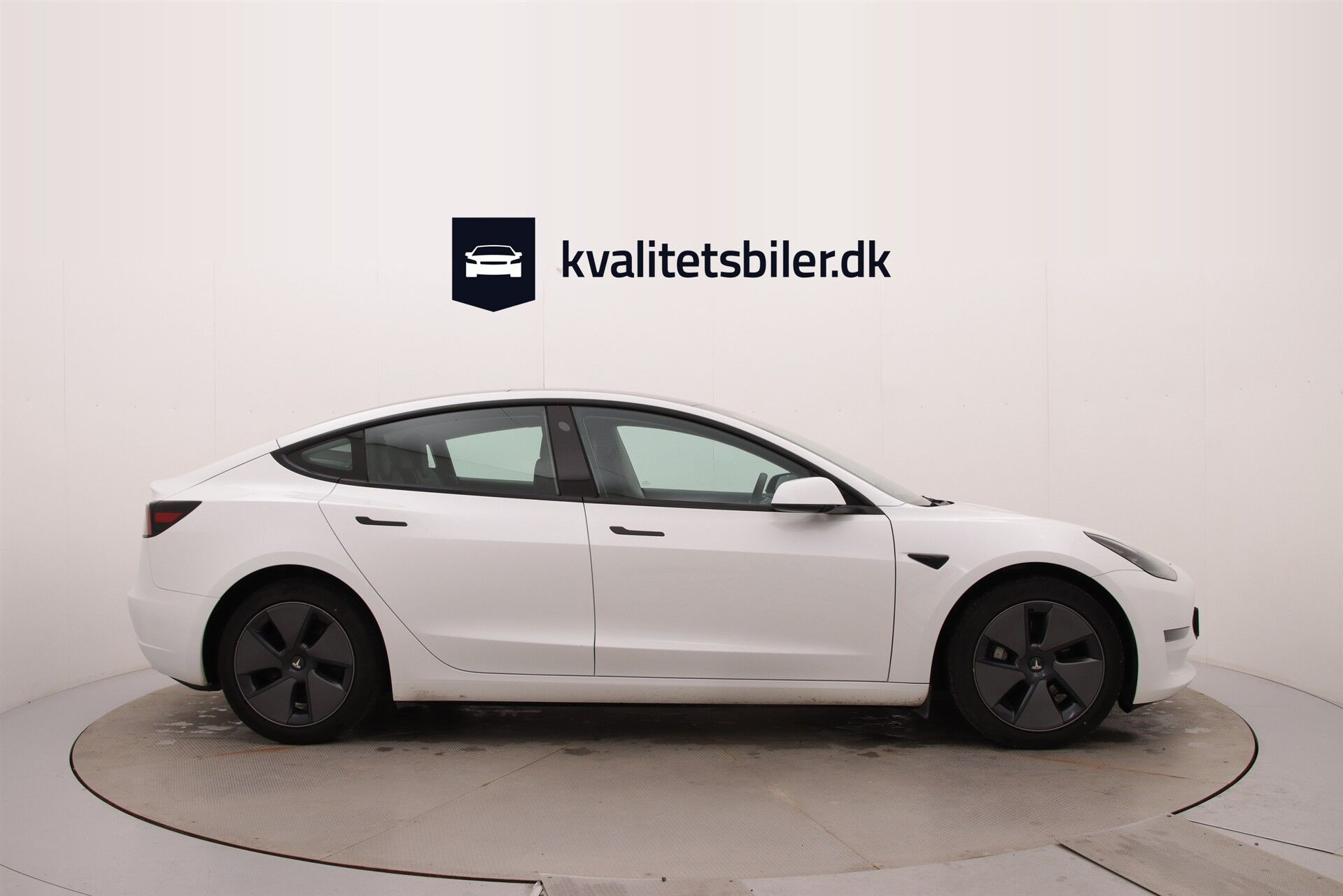 Hvid Tesla Model 3 fra 2023