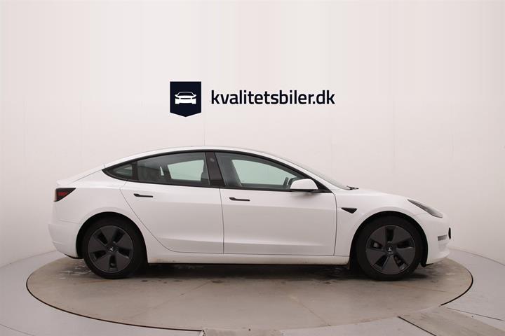 Hvid Tesla Model 3 fra 2023