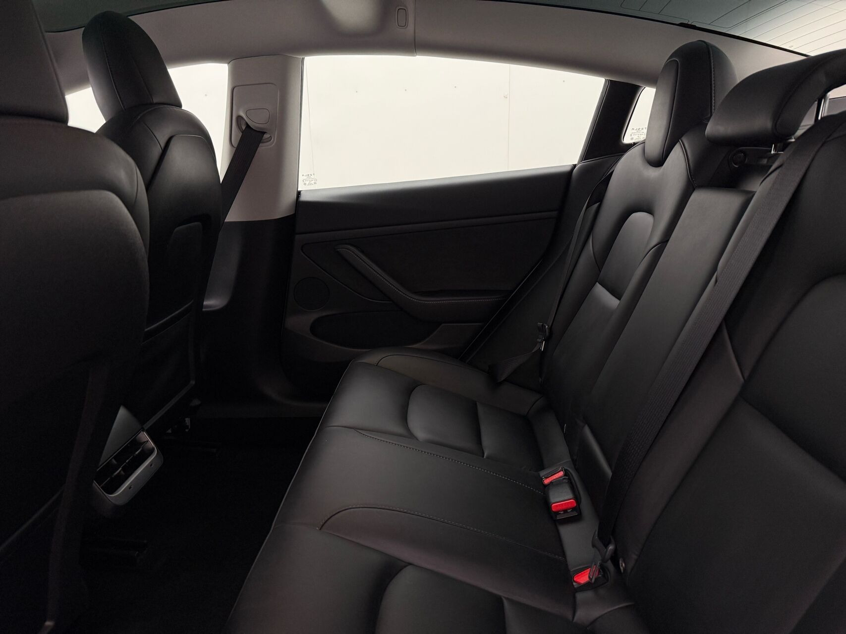 Hvid Tesla Model 3 fra 2023