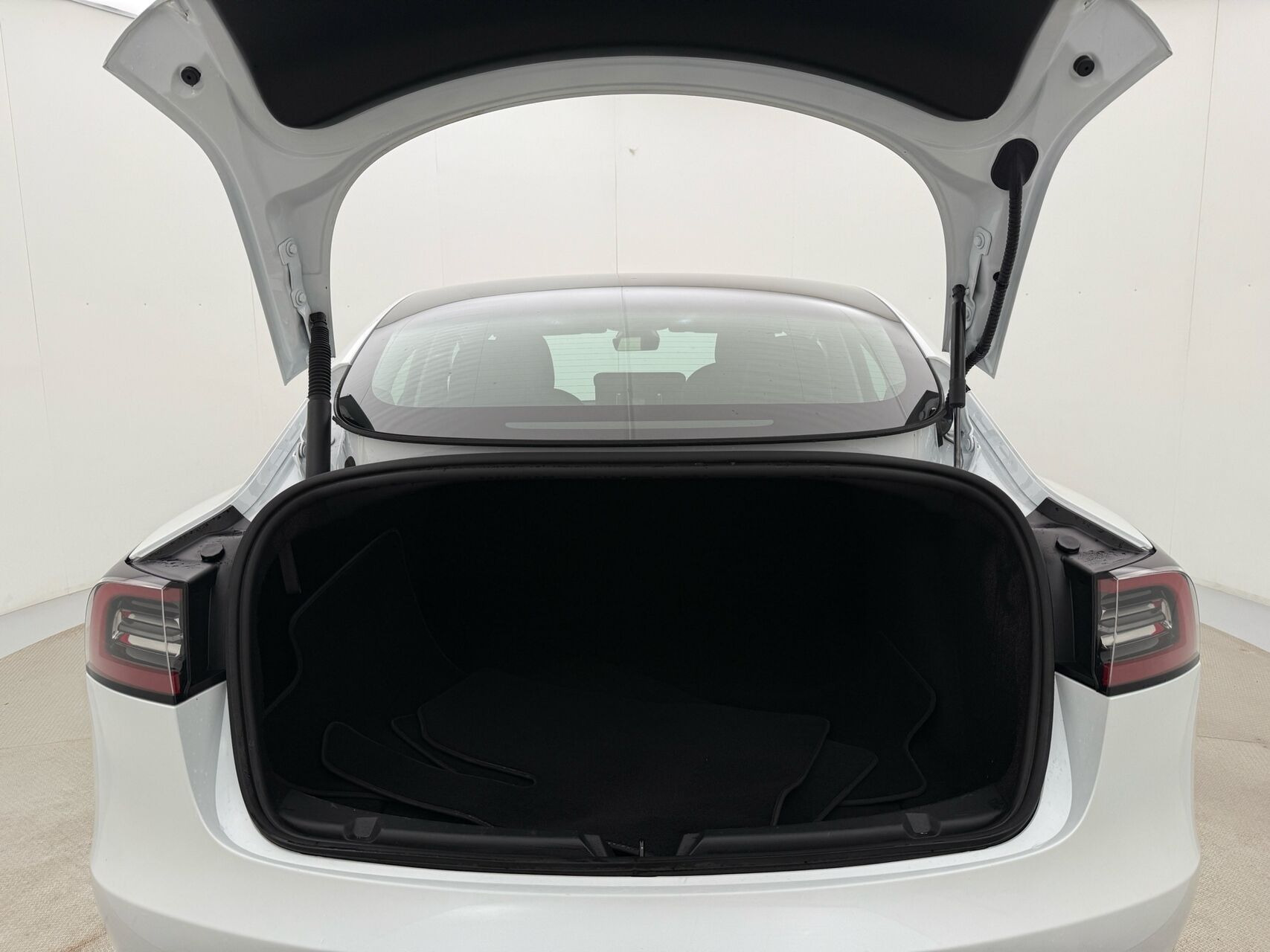 Hvid Tesla Model 3 fra 2023
