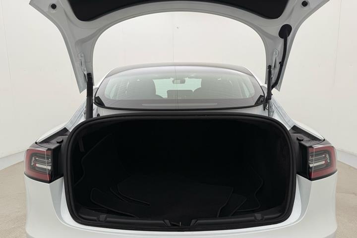 Hvid Tesla Model 3 fra 2023