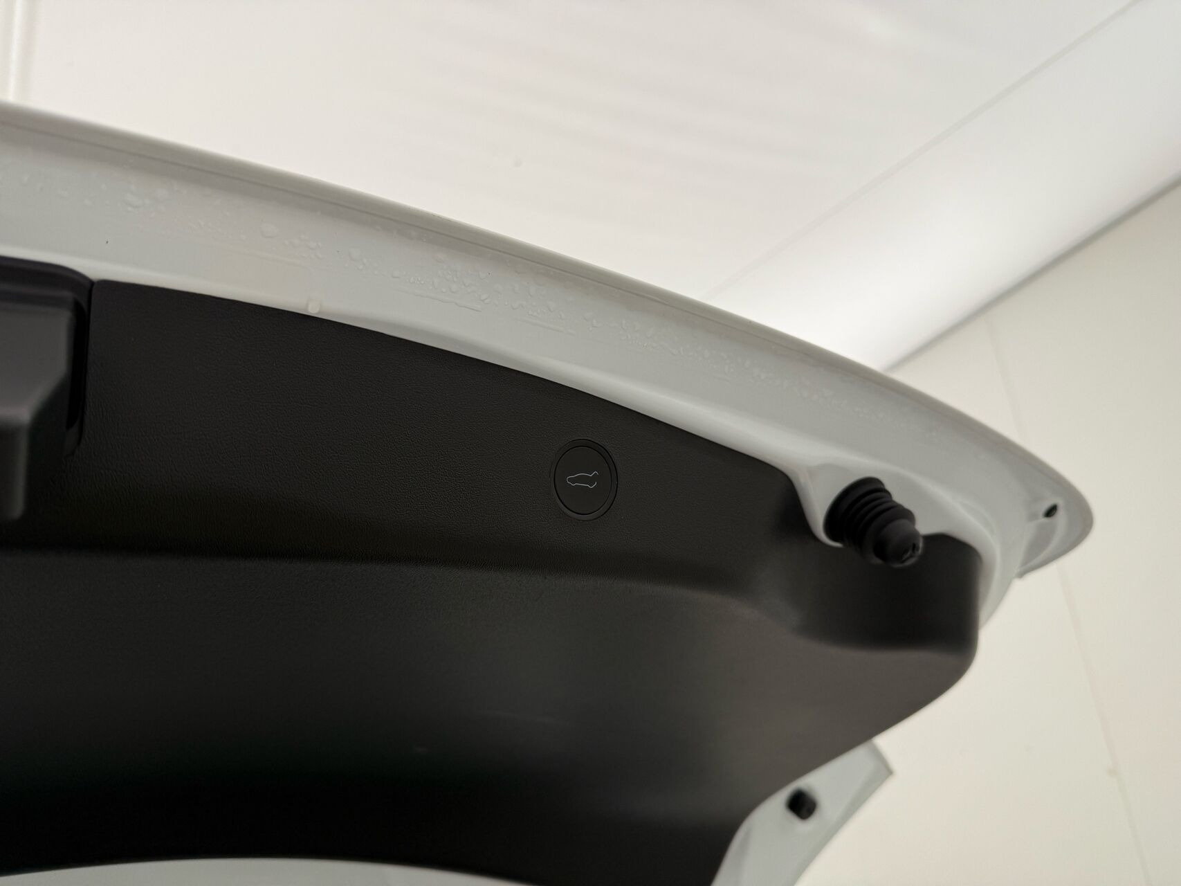 Hvid Tesla Model 3 fra 2023