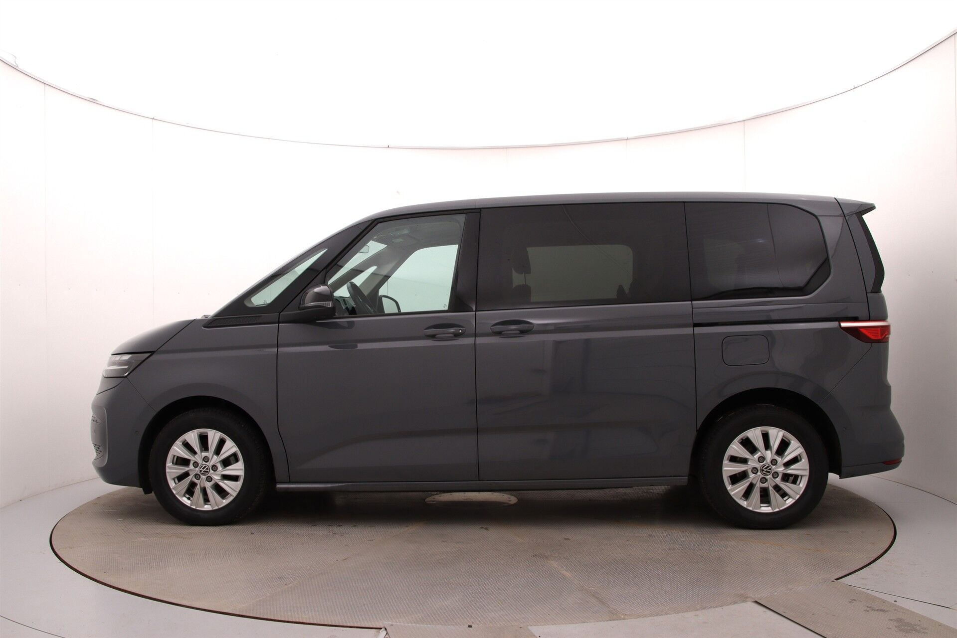Grå VW Multivan fra 2024