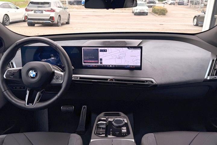 Hvid BMW iX fra 2026