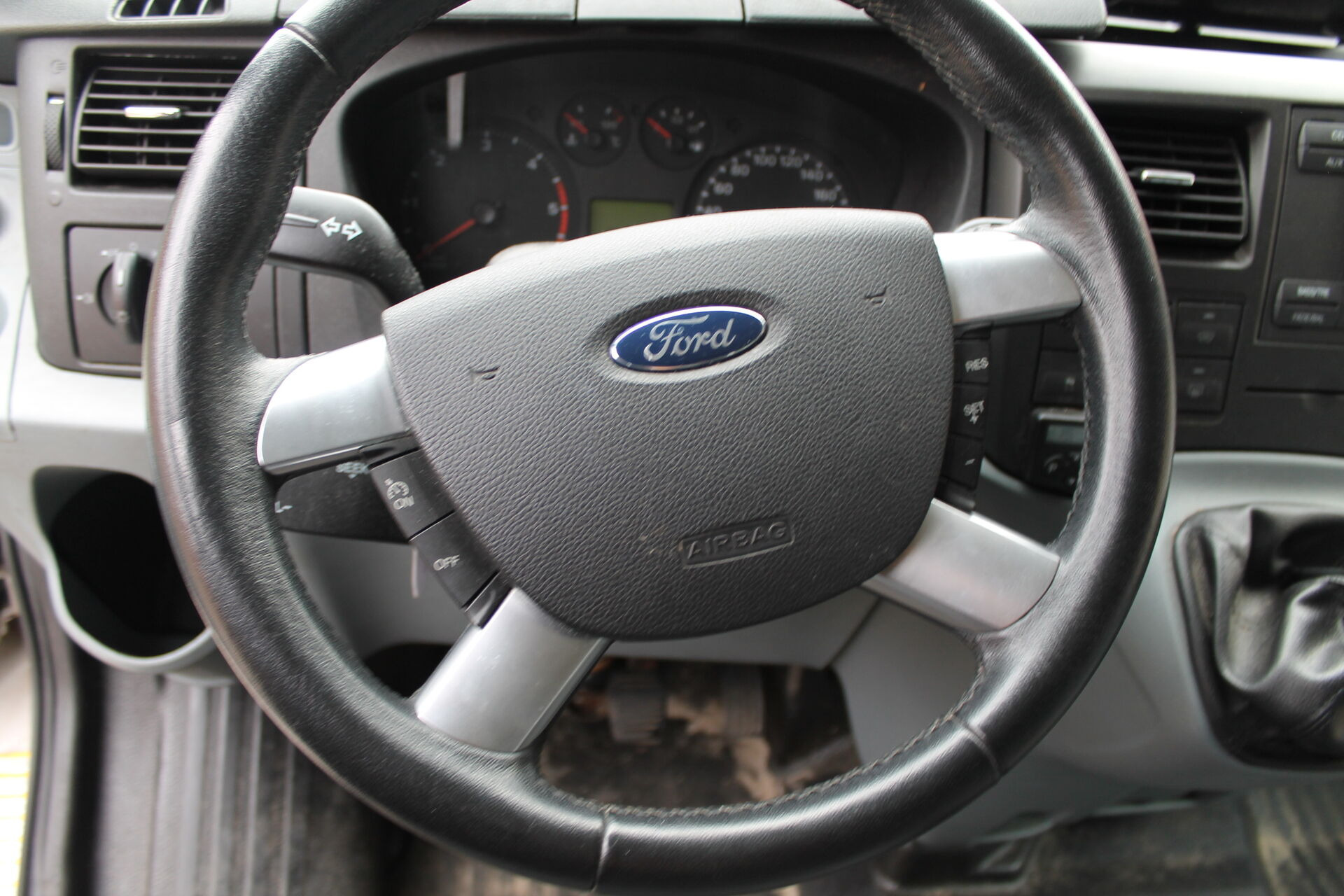 Sølv Ford Transit fra 2011