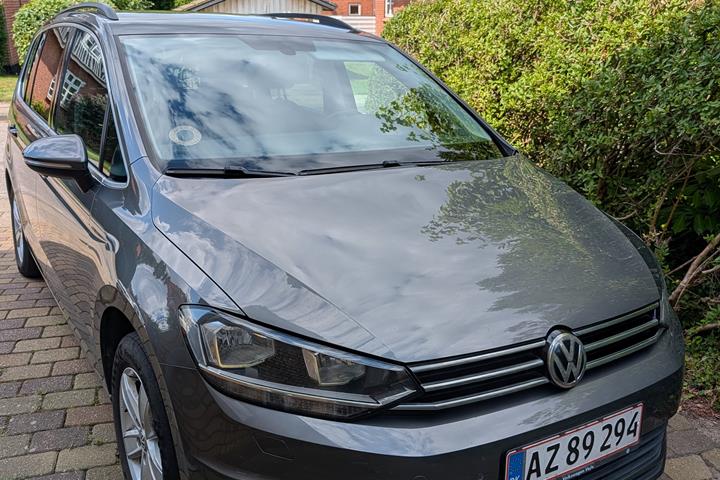 Grå VW Touran fra 2016