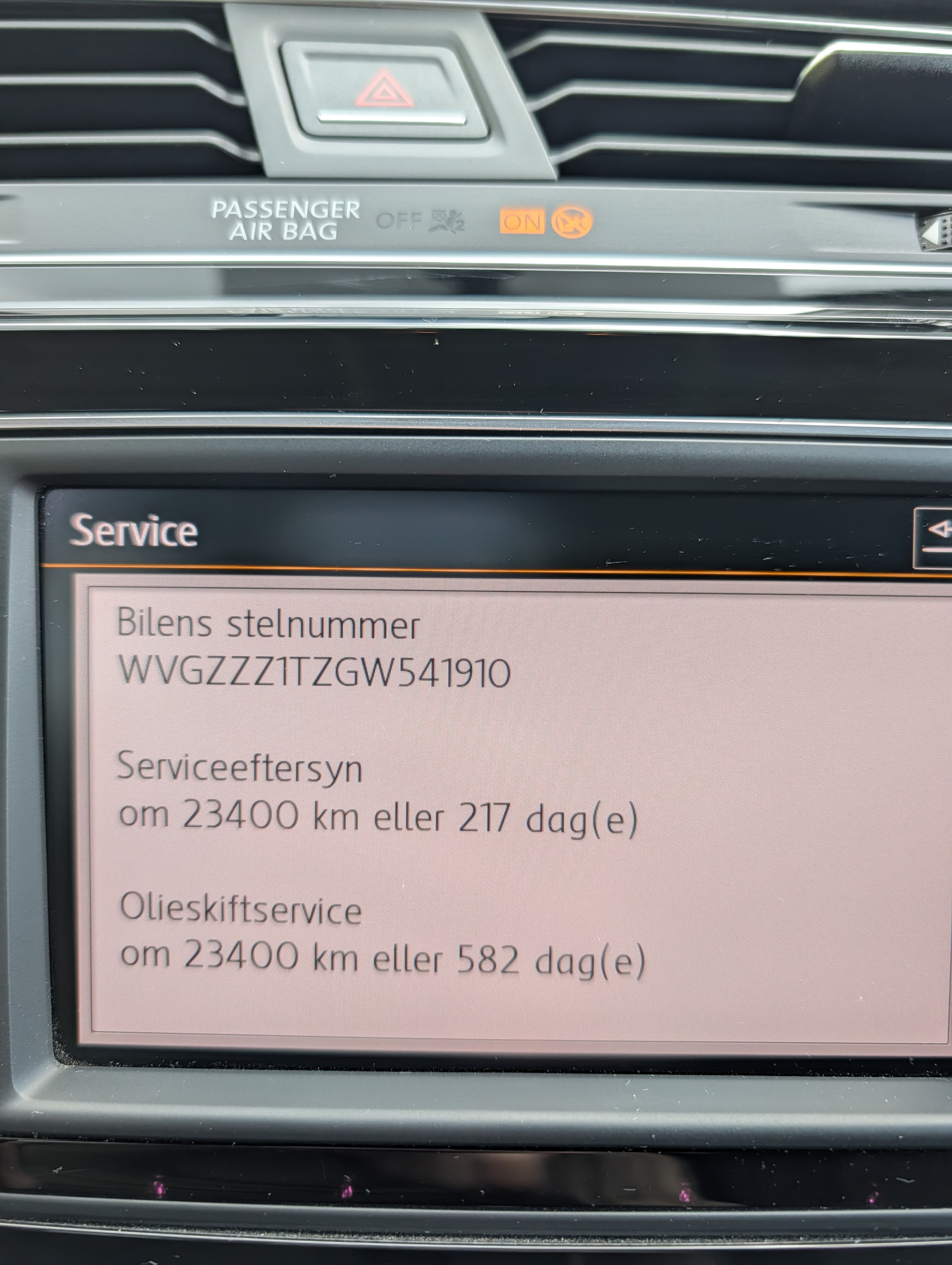 Grå VW Touran fra 2016