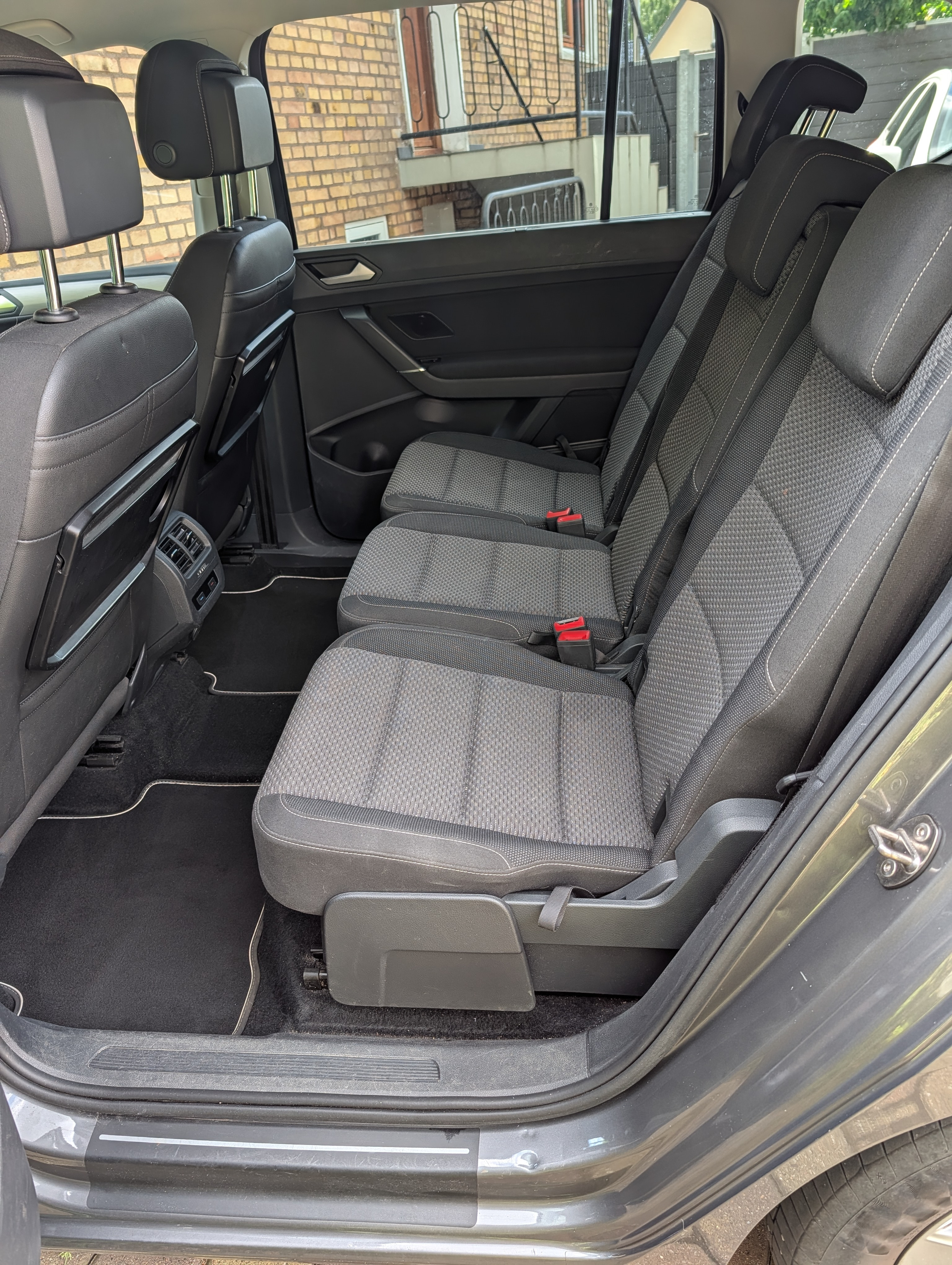 Grå VW Touran fra 2016