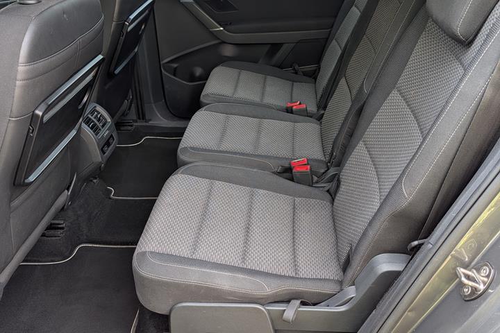 Grå VW Touran fra 2016