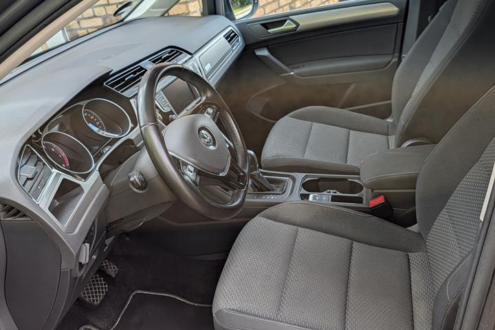 Grå VW Touran fra 2016