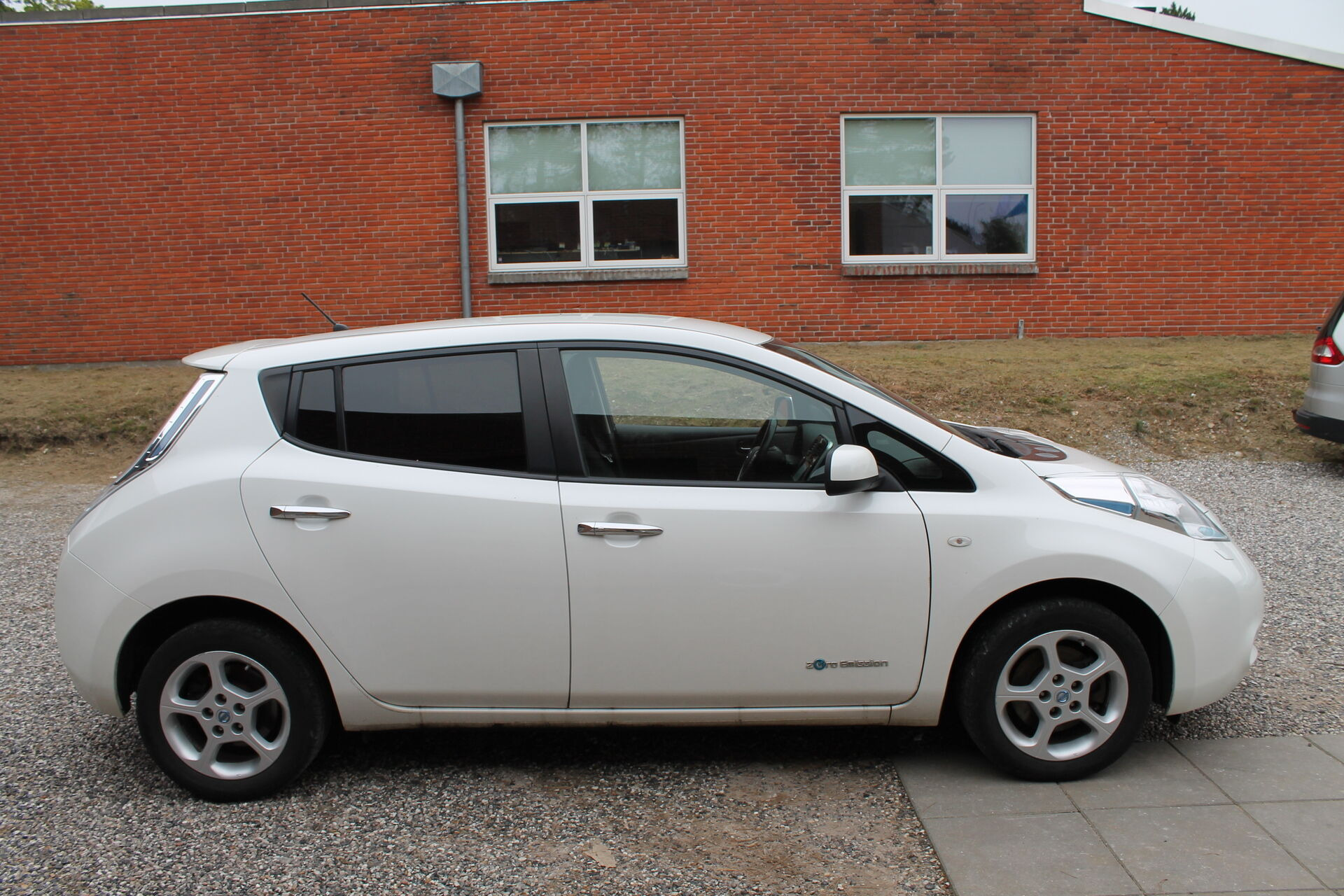 Hvid Nissan Leaf fra 2014