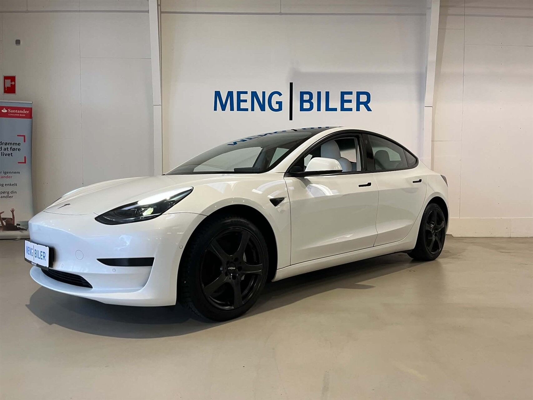 Hvid Tesla Model 3 fra 2021
