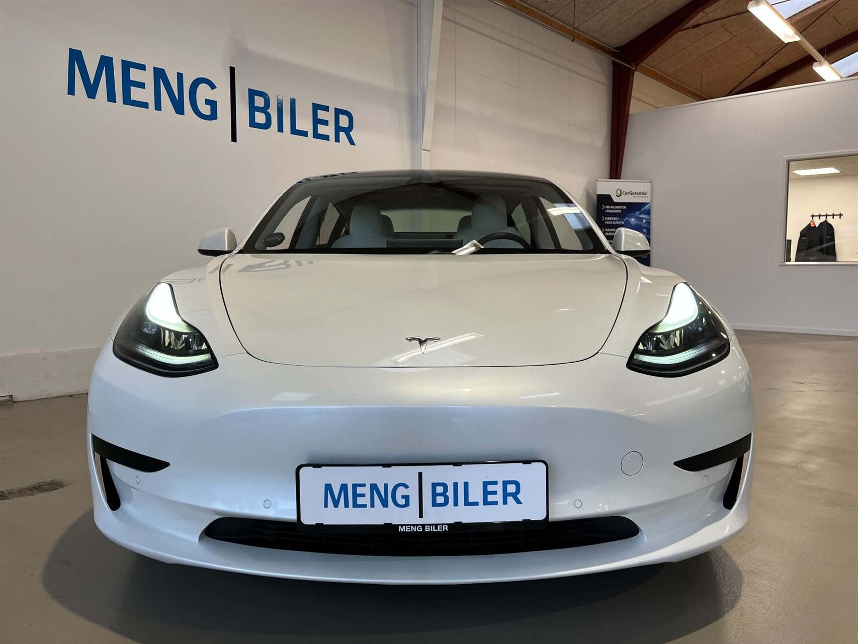 Hvid Tesla Model 3 fra 2021