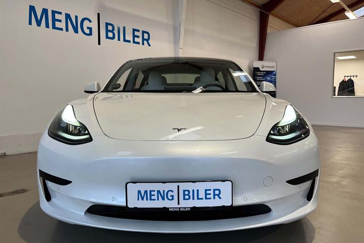 Hvid Tesla Model 3 fra 2021