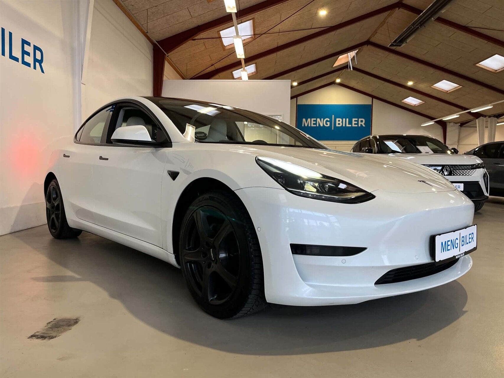 Hvid Tesla Model 3 fra 2021