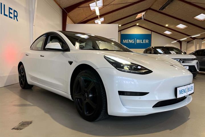 Hvid Tesla Model 3 fra 2021