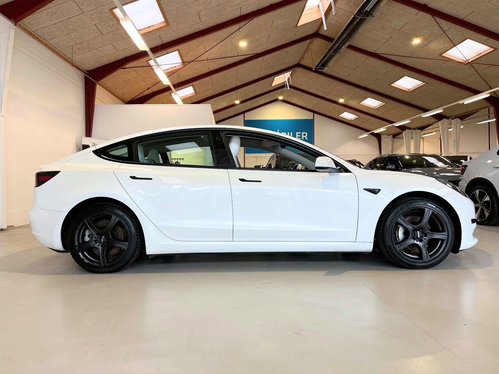 Hvid Tesla Model 3 fra 2021
