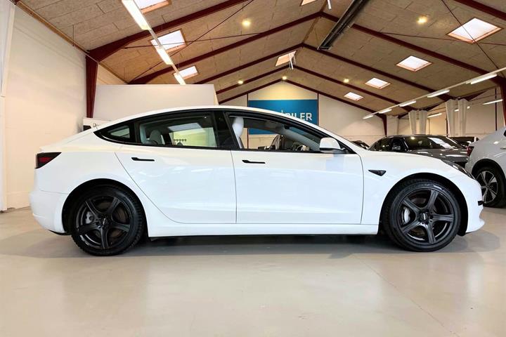 Hvid Tesla Model 3 fra 2021