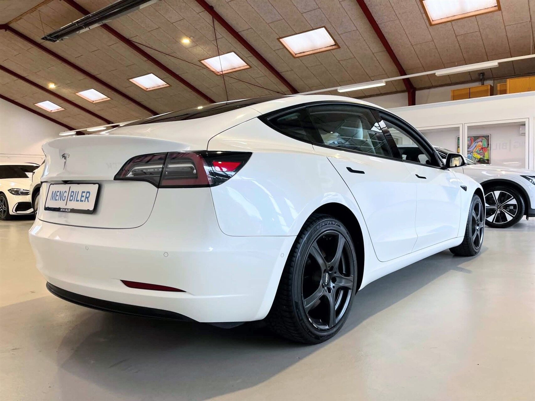 Hvid Tesla Model 3 fra 2021