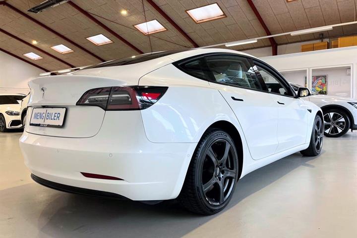 Hvid Tesla Model 3 fra 2021