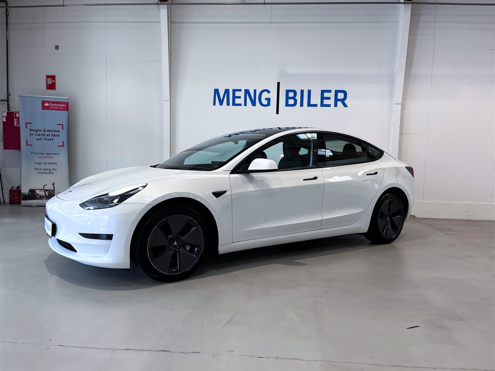 Hvid Tesla Model 3 fra 2023