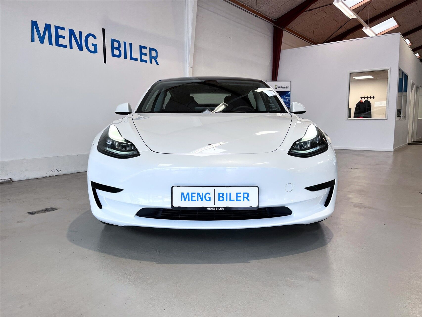 Hvid Tesla Model 3 fra 2023