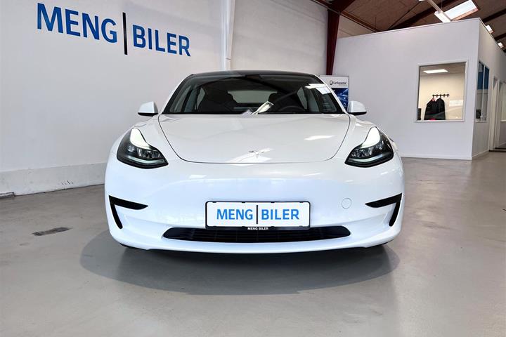 Hvid Tesla Model 3 fra 2023