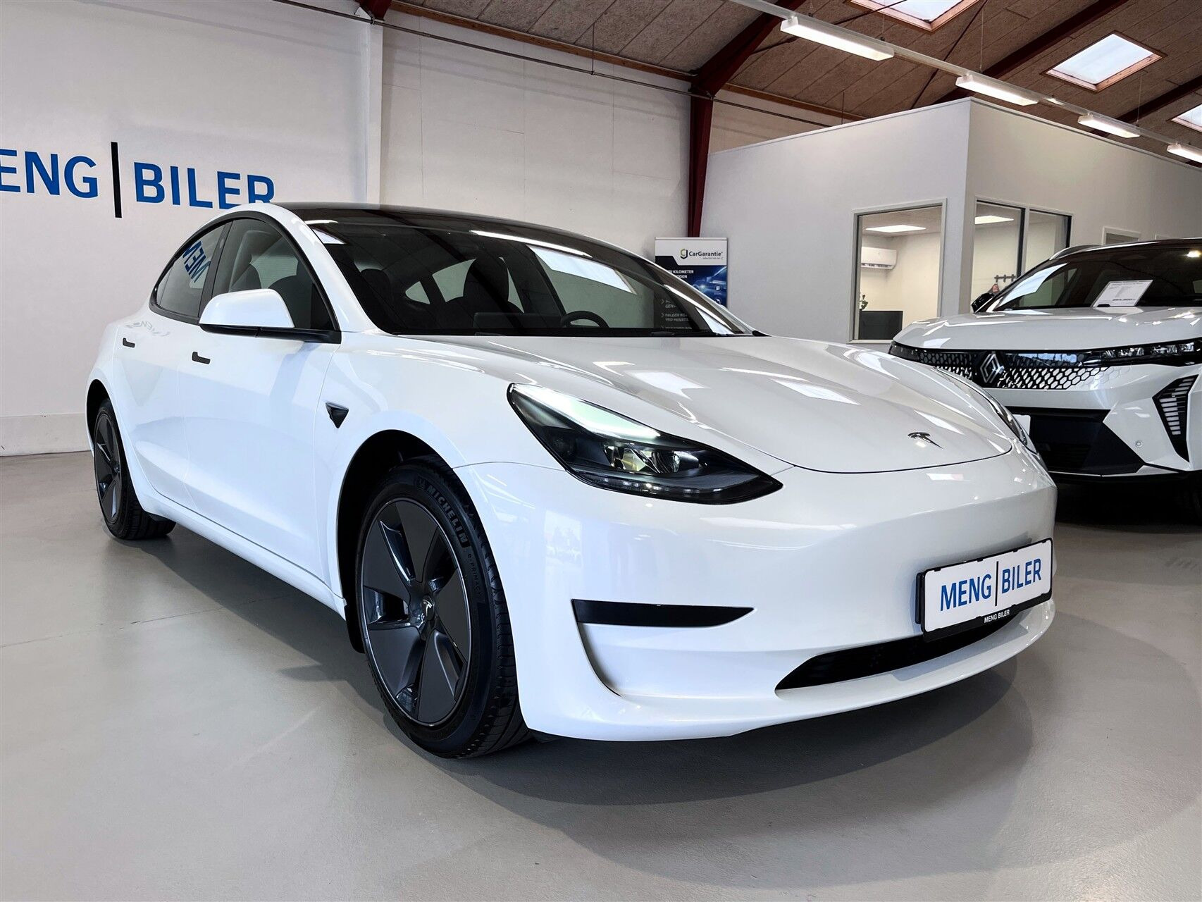 Hvid Tesla Model 3 fra 2023