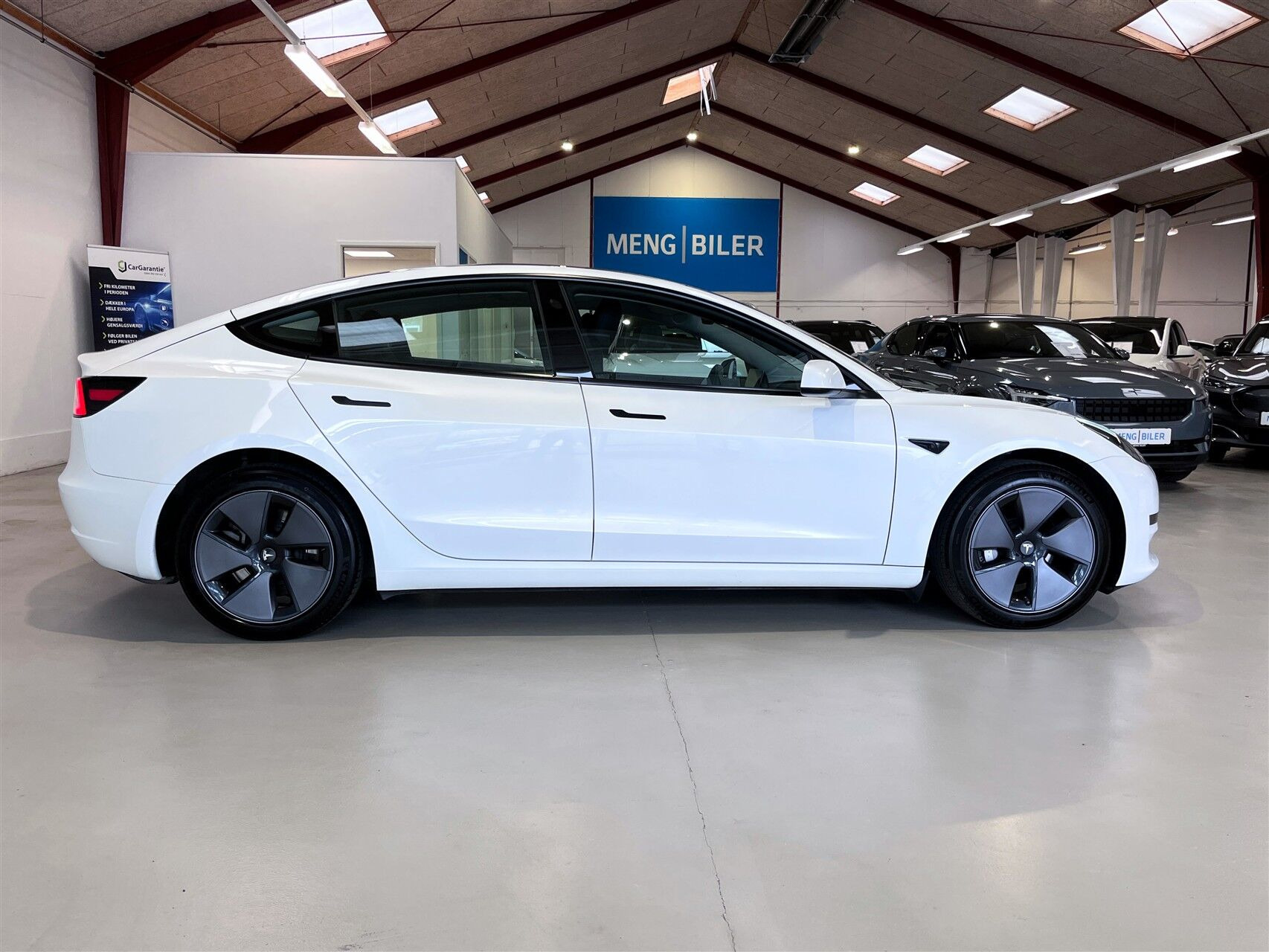 Hvid Tesla Model 3 fra 2023