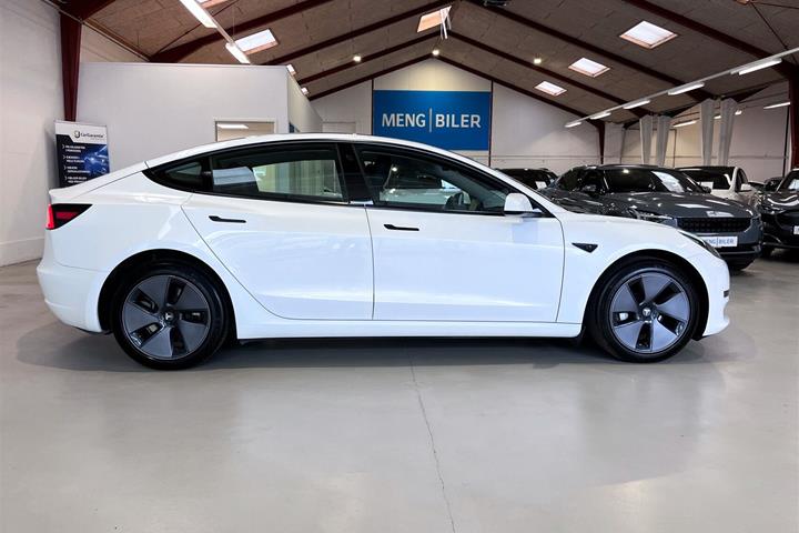 Hvid Tesla Model 3 fra 2023