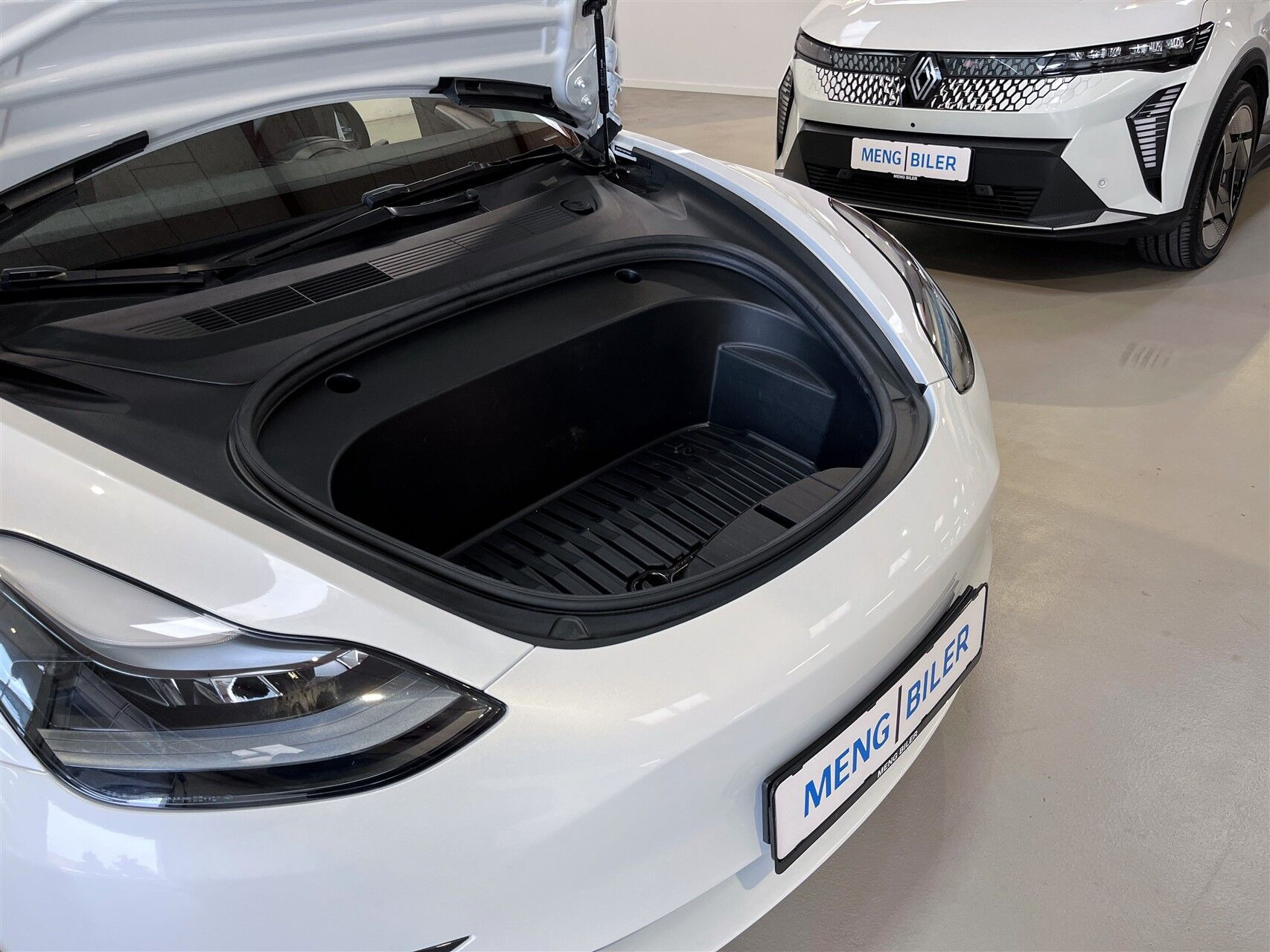 Hvid Tesla Model 3 fra 2023