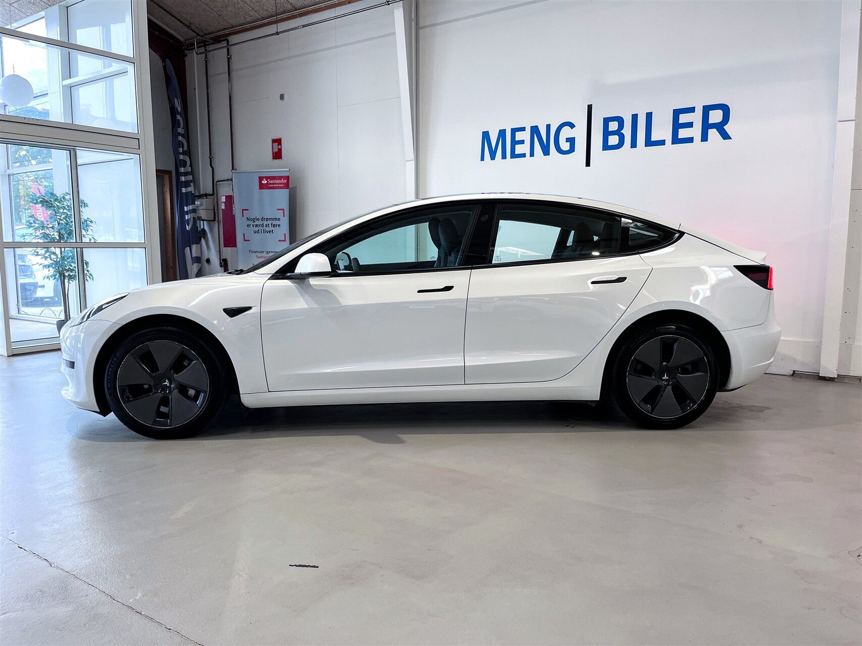 Hvid Tesla Model 3 fra 2023
