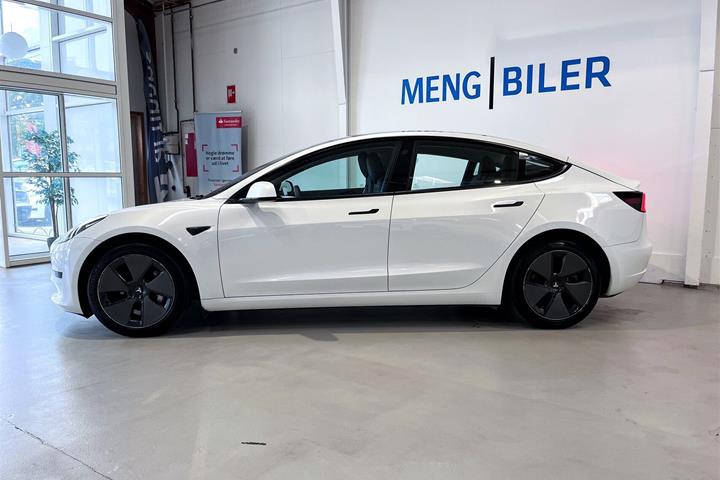 Hvid Tesla Model 3 fra 2023