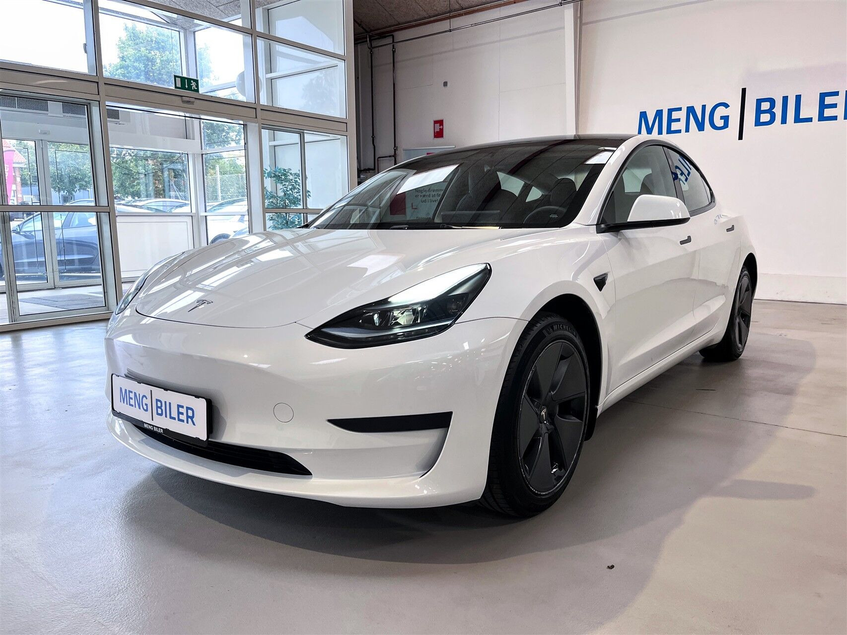 Hvid Tesla Model 3 fra 2023